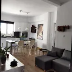 Minimal By The شقة Corinth