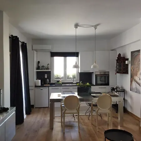 Apartment Minimal By The Corinth