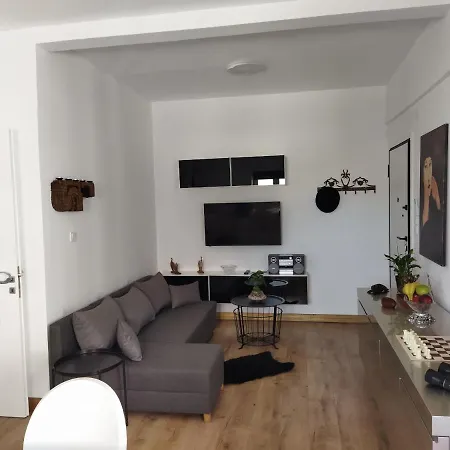 Apartment Minimal By The Corinth